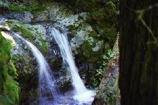 Rocks and waterfalls/Rokoj kaj falakvoj